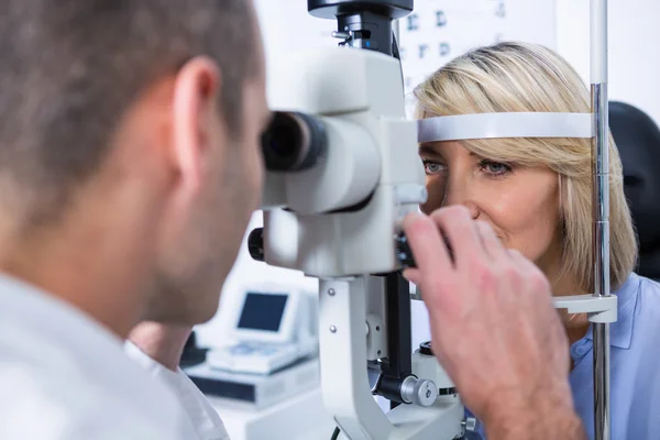 Οφθαλμίατρος εξετάζει Θηλυκός ασθενής σε σχισμοειδή λυχνία. — Φωτογραφία Αρχείου