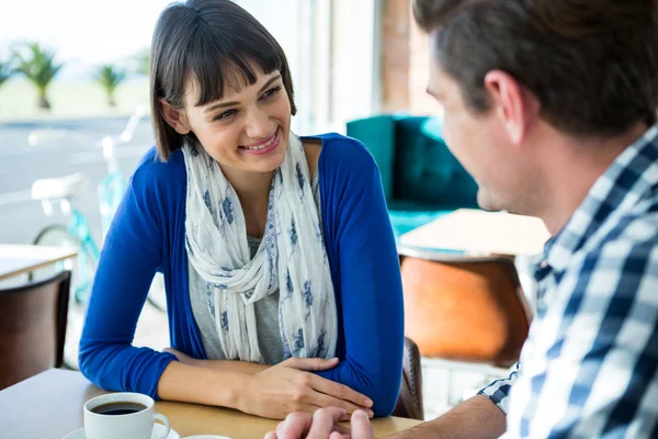 Casal conversando uns com os outros no café sho — Fotografia de Stock