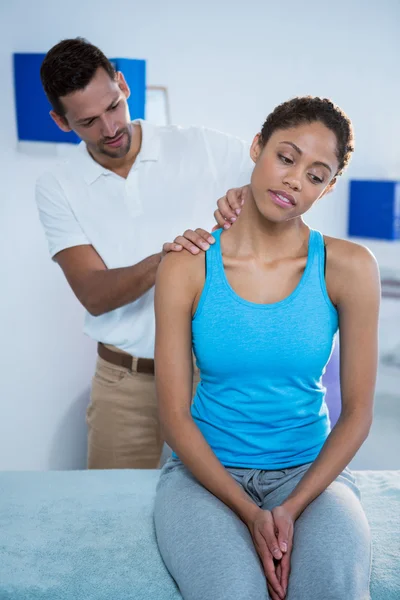 Fisioterapeuta dando masaje de cuello a paciente femenina — Foto de Stock
