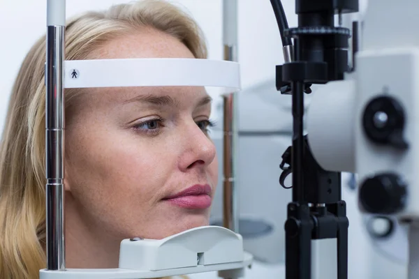 Oog onderzoek op spleetlamp — Stockfoto