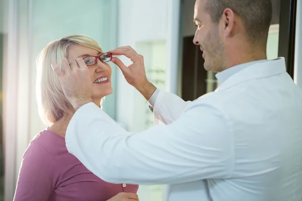 Optiker consulting en kund om glasögon — Stockfoto