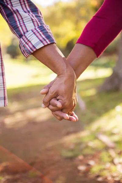 Пара держащихся за руки в парке — стоковое фото