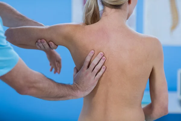 Физиотерапевт делает массаж спины пациенту — стоковое фото