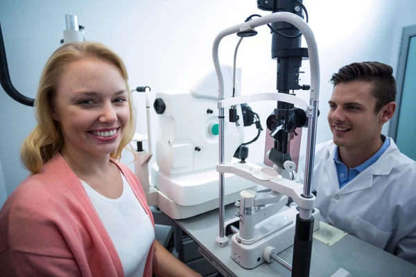 Portret van vrouwelijke patiënt glimlachend in oogheelkunde kliniek — Stockfoto