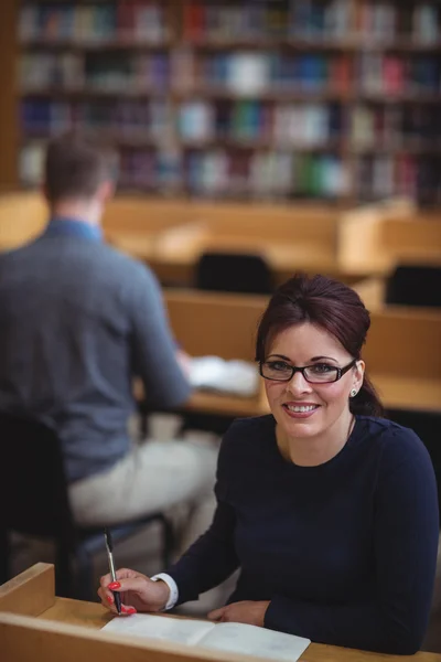 Volwassen student schrijven van notities — Stockfoto