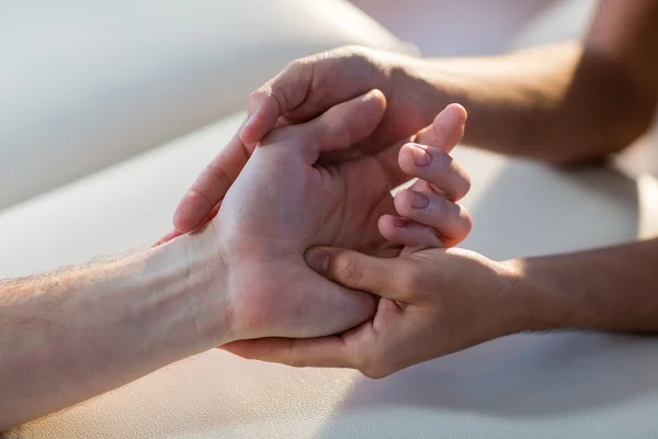 Fisioterapista che fa un massaggio alle mani al paziente — Foto Stock