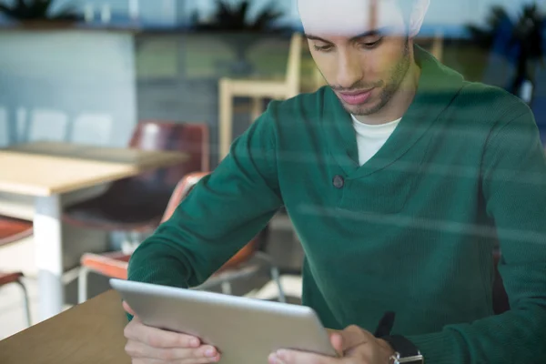 Man using digital tablet in cafeteria — Stock Photo, Image