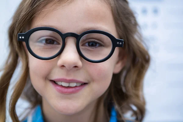 Portret van schattig meisje glimlachen — Stockfoto