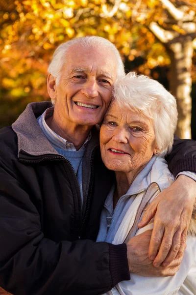 Pareja mayor Abrazando — Foto de Stock