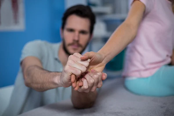 Physiotherapeut massiert Hand des Patienten — Stockfoto