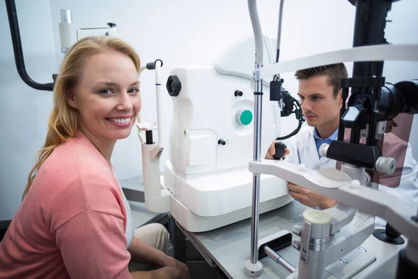 Paciente femenina sonriendo en clínica oftalmológica — Foto de Stock