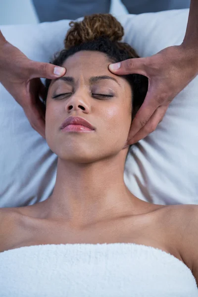 Mujer recibiendo masaje de cabeza de fisioterapeuta — Foto de Stock