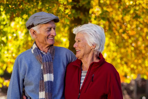 Äldre par tittar på varandra i park — Stockfoto