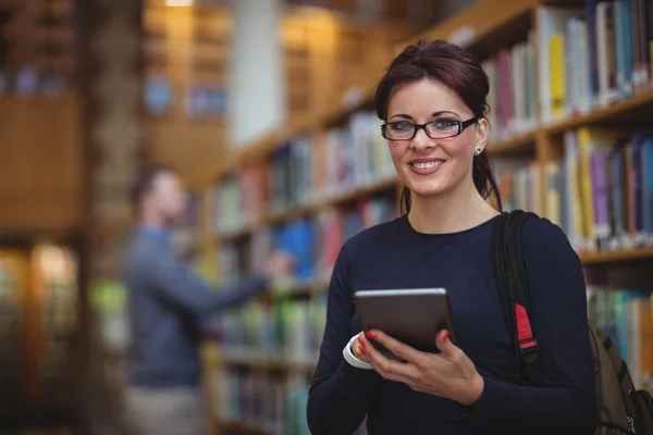 Starší student drží digitální tabletu — Stock fotografie