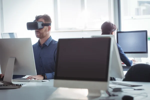 Estudante maduro em fone de ouvido de realidade virtual — Fotografia de Stock