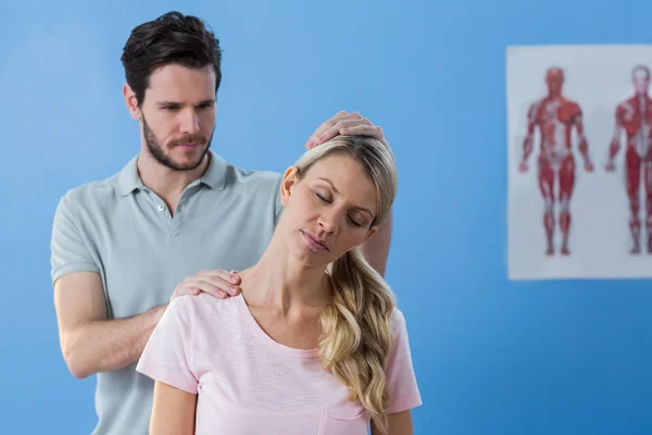 Fisioterapeuta estirando el cuello del paciente — Foto de Stock