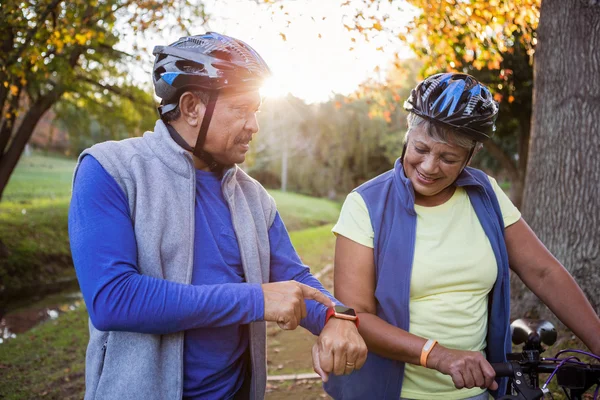 Mannen pekar smart Watch-klocka framsidan av fru — Stockfoto