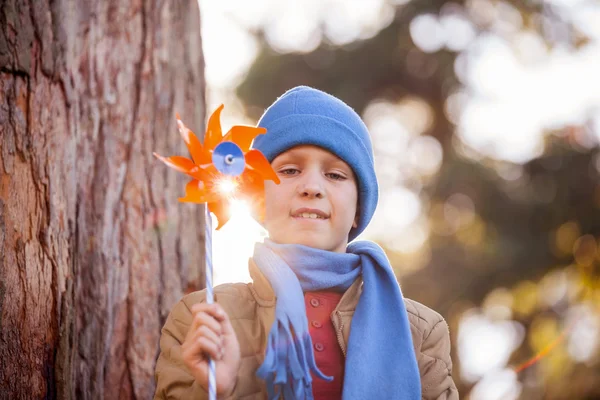 Lachende jongen pinwheel houden op park — Stockfoto