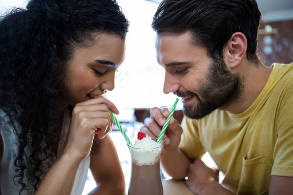 Casal tendo milkshake no café — Fotografia de Stock