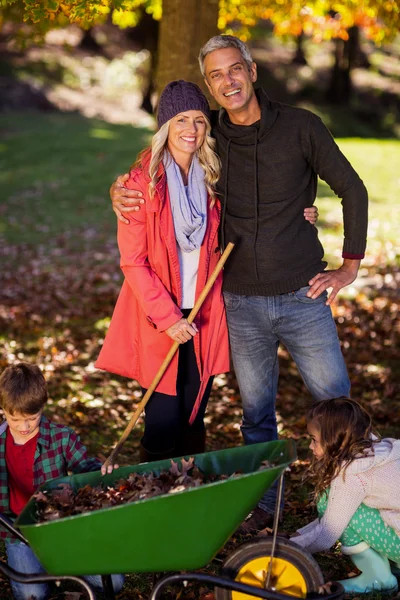 Familie op park in het najaar — Stockfoto