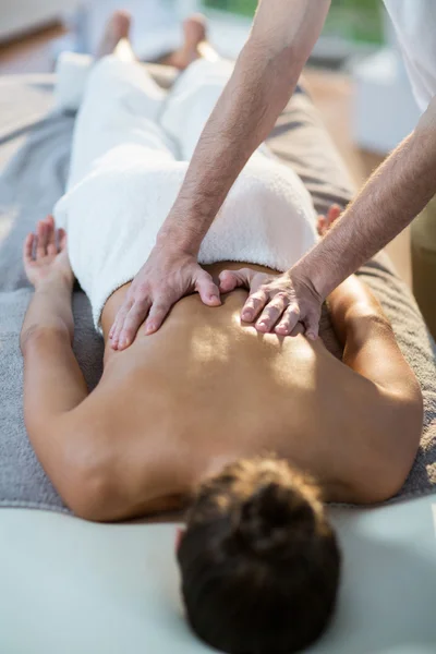 Fisioterapeuta dando masaje de espalda al paciente — Foto de Stock