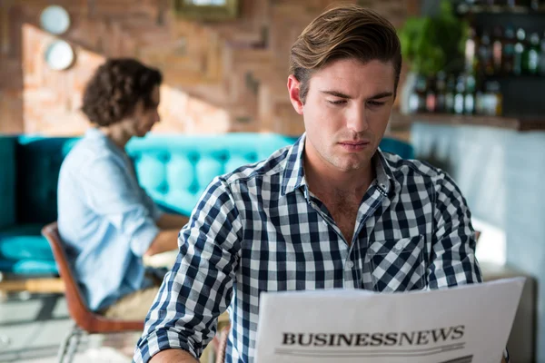 Uomo che legge un giornale d'affari — Foto Stock
