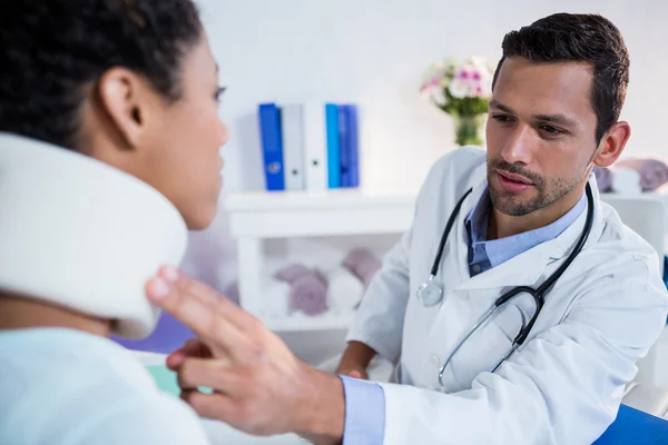 Physiotherapist examining a female patients neck — Stock Photo, Image