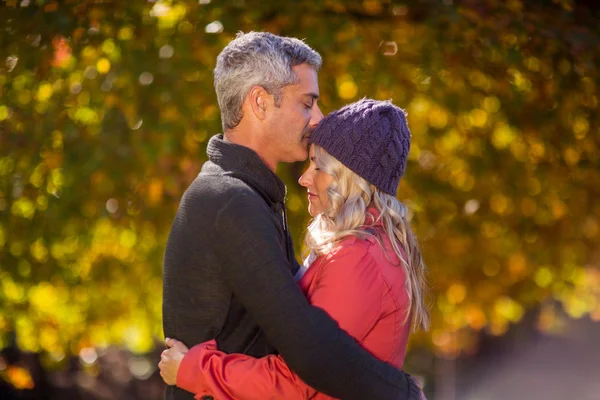 Casal abraço no parque durante o outono — Fotografia de Stock