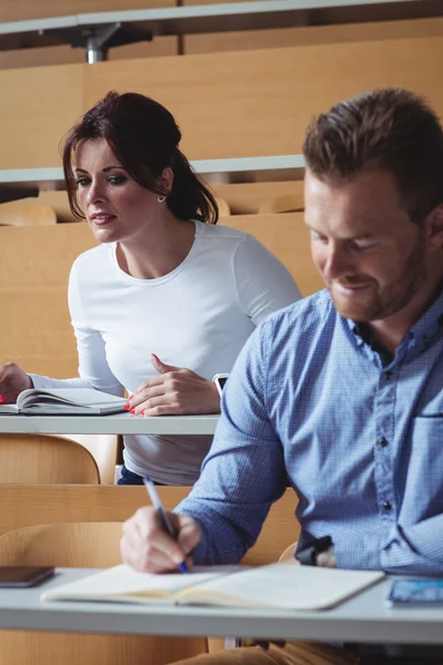 Volwassen studenten schrijven van notities — Stockfoto