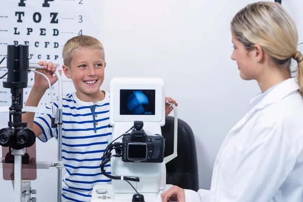 Optiker interagerar med ung patient — Stockfoto