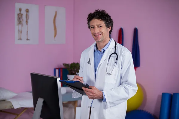 Retrato de fisioterapeuta segurando prancheta — Fotografia de Stock