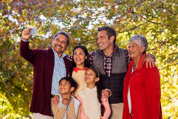 Familia multi-generación tomando selfie — Foto de Stock