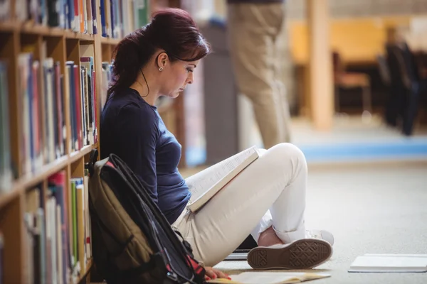 Volwassen student lezen van een boek — Stockfoto