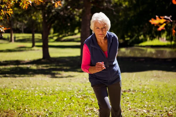 Пожилая женщина на пробежке — стоковое фото
