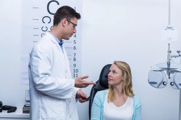 Optometrista interactuando con paciente femenino —  Fotos de Stock