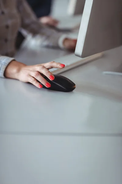 Ältere Schüler nutzen Computer — Stockfoto