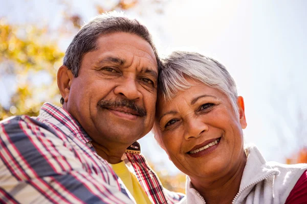 Elderly couple embracing — Stock Photo, Image