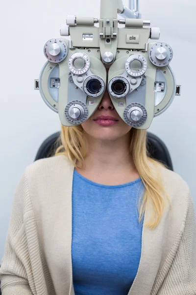 Paciente femenina mirando a través del foropter durante el examen ocular — Foto de Stock