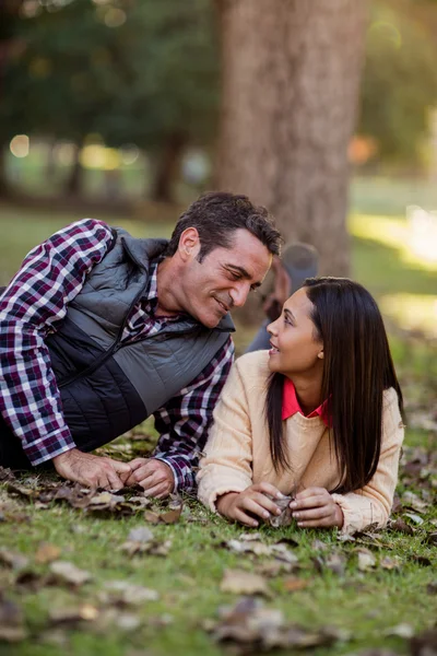 Romantiska par på park — Stockfoto