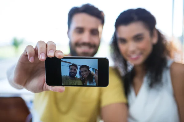 Sorrindo casal tirando uma selfie — Fotografia de Stock