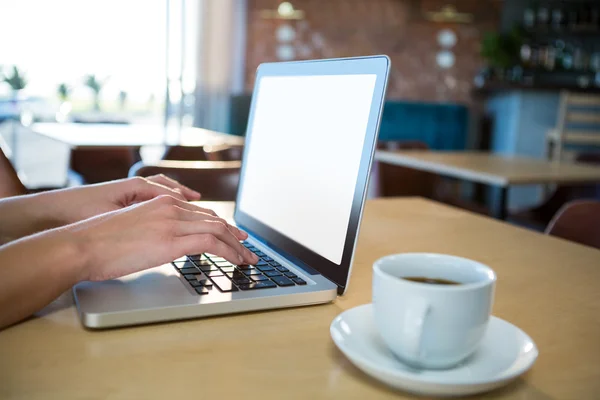 Ręcznie, używając laptopa — Zdjęcie stockowe