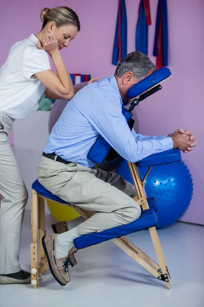 Fisioterapeuta dando masaje de espalda a un paciente —  Fotos de Stock