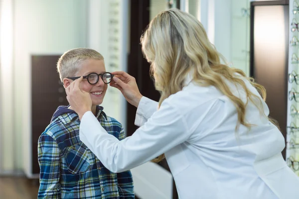 Female optometrist prescribing spectacles — Stock Photo, Image