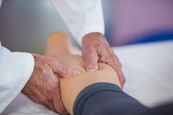 Fysiotherapeut geven been massage met een vrouw — Stockfoto