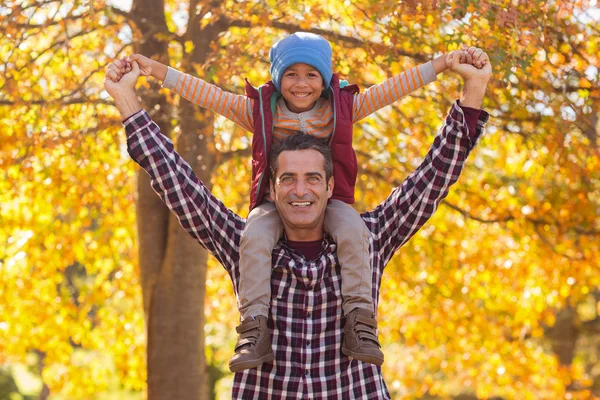 Pai carregando filho no ombro no parque — Fotografia de Stock