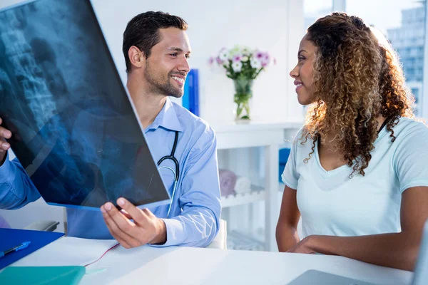 Fisioterapeuta explicando la radiografía al paciente — Foto de Stock