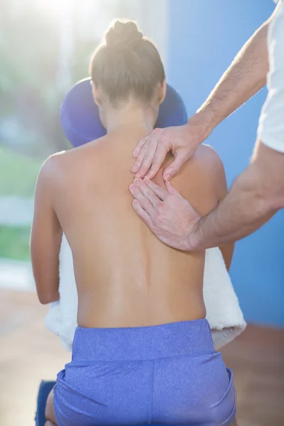 Physiotherapeut gibt Patientin Rückenmassage — Stockfoto