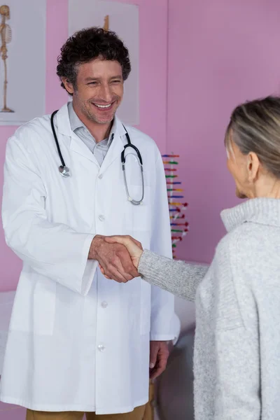Physiotherapist shaking hands with female patient — Stock Photo, Image