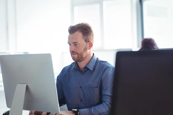 Mature students using computer — Stock Photo, Image