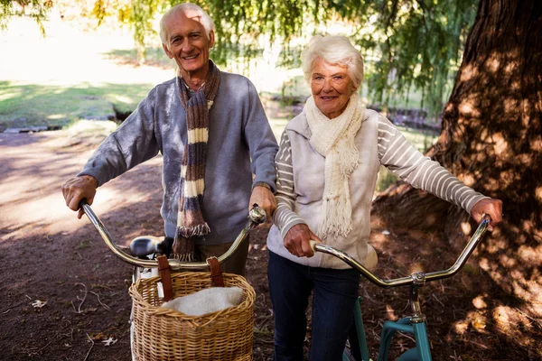 Senior paar houden hun fiets — Stockfoto